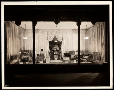 Une vitrine à la Aeolian Company, 29 West 42nd Street, New York, 1924 - Byron Company